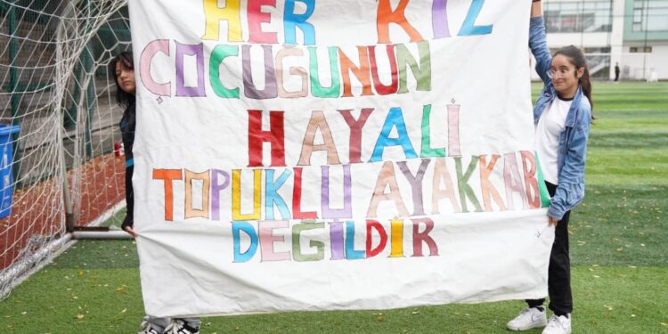 Dünya Kız Çocukları Günü'nde futbol turnuvası
