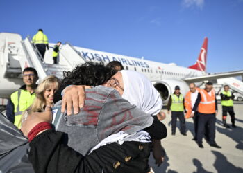 Ellerimizi ve gözlerimizi bağladılar, yaklaşık 20 saat boyunca bu şekilde bekledik