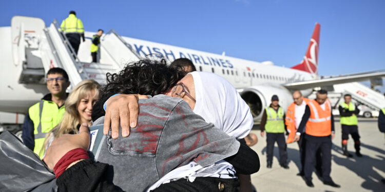 Ellerimizi ve gözlerimizi bağladılar, yaklaşık 20 saat boyunca bu şekilde bekledik
