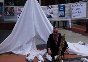 Gazze’de ölen bebeklere dikkat çekmek için kefenli eylem yapıldı