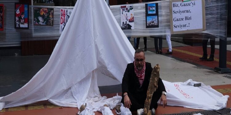 Gazze’de ölen bebeklere dikkat çekmek için kefenli eylem yapıldı
