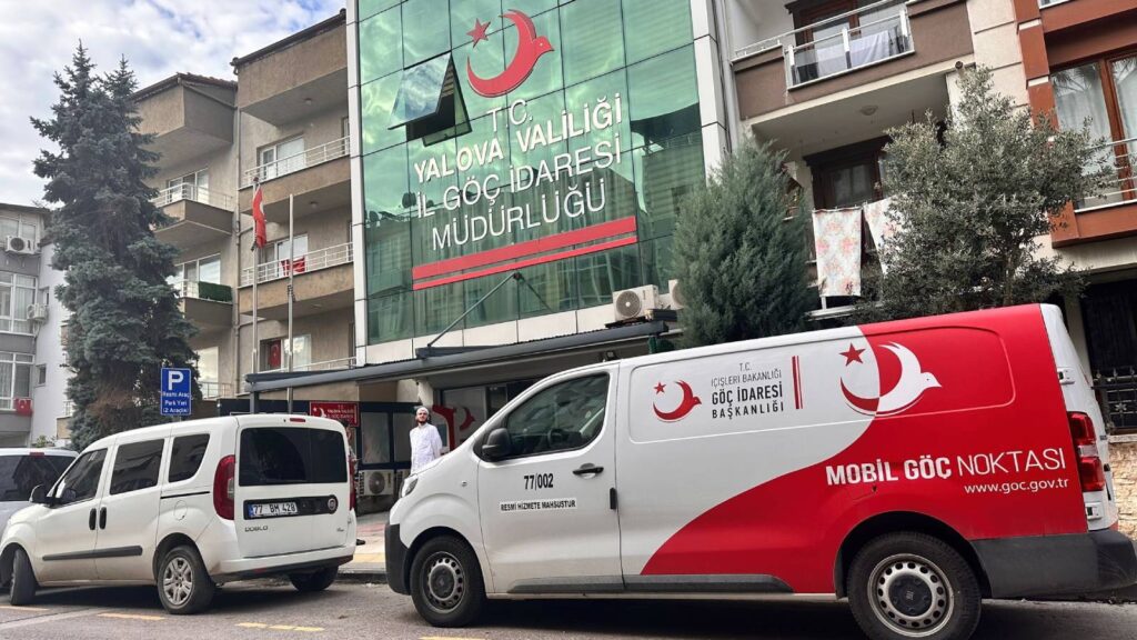 Gözaltına alınan Yalova İl Göç İdaresi Müdürü ve 7 kişi görevden uzaklaştırıldı