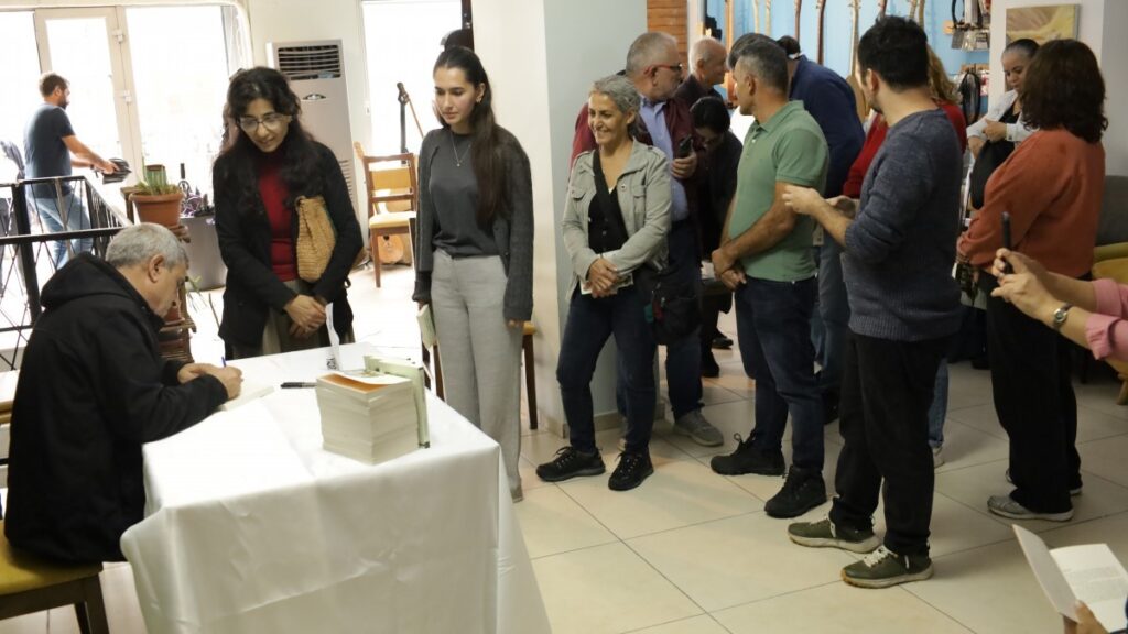 Gürsel Karaaslan okurlarıyla imza gününde buluştu