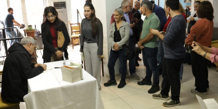 Gürsel Karaaslan okurlarıyla imza gününde buluştu