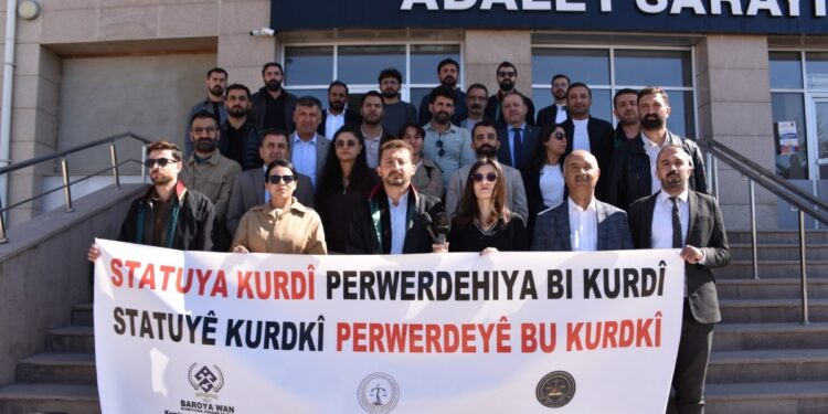 Hukuk kurumlarından Kürtçeye resmî statü talebi