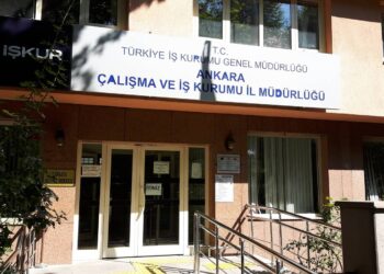 İŞKUR’da yoğunluk; "Bir genç olarak öfkeliyim, öğrenciler kitap alabilmek, beslenmek için bir yandan çalışmak zorunda kalıyor"