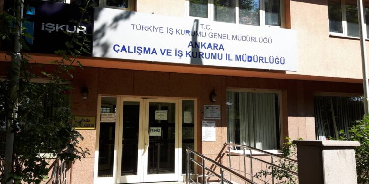 İŞKUR’da yoğunluk; "Bir genç olarak öfkeliyim, öğrenciler kitap alabilmek, beslenmek için bir yandan çalışmak zorunda kalıyor"