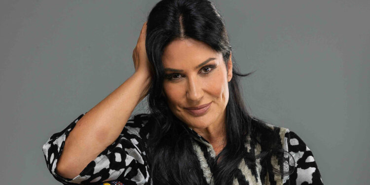 İclal Aydın Sahnelere Dönüyor: 'Ama Değil, Rağmen' ile Türkiye Turnesi Başlıyor