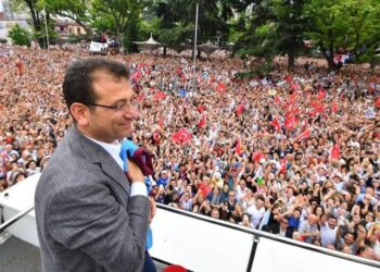İktidar önümüzdeki seçimi yargı eliyle bugünden kazanmanın yollarını arıyor, bilsinler ki diz çökmeyiz!