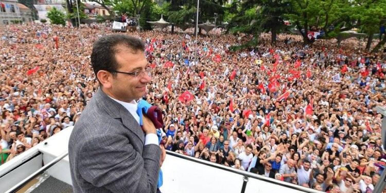 İktidar önümüzdeki seçimi yargı eliyle bugünden kazanmanın yollarını arıyor, bilsinler ki diz çökmeyiz!