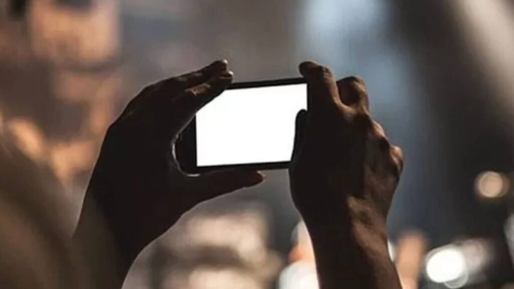 İş arkadaşının gizlice fotoğrafını çeken adama özel hayatın gizliliğini ihlalden ağır ceza