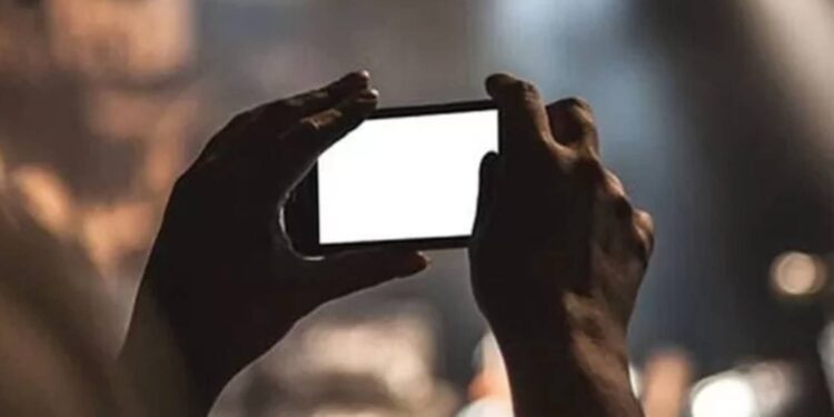 İş arkadaşının gizlice fotoğrafını çeken adama özel hayatın gizliliğini ihlalden ağır ceza