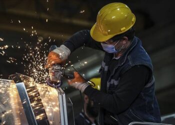 İşçi sendikalaşma oranı yüzde 14,02; kamunun yüzde 75,57'si, özel sektörün yüzde 6,83'ü sendikalı