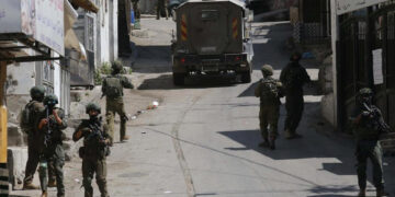 İsrail, Batı Şeria’da 2 Filistinliyi Gözaltına Aldı