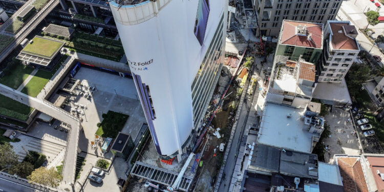 İstanbul'da Dehşet Anlar!  Vinç Öğrenci Yurduna Devrildi