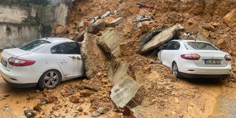 İstinat Duvarı Araçların Üzerine Çöktü! Maltepe’de Korku Dolu Anlar