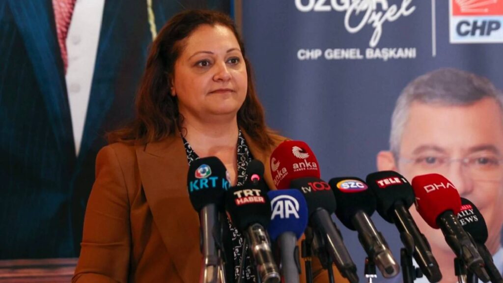 Kapıdan kovdular, bacadan girdim; bir yere gitmiyorum!
