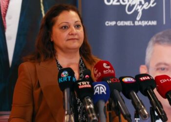 Kapıdan kovdular, bacadan girdim; bir yere gitmiyorum!