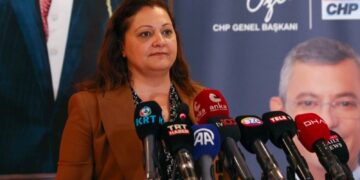 Kapıdan kovdular, bacadan girdim; bir yere gitmiyorum!