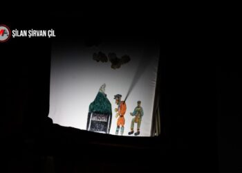 Kirmançkîyle gölge oyununa hayat veriyor