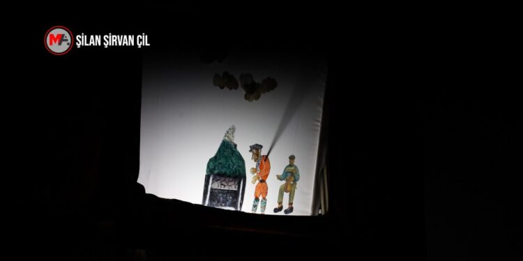 Kirmançkîyle gölge oyununa hayat veriyor