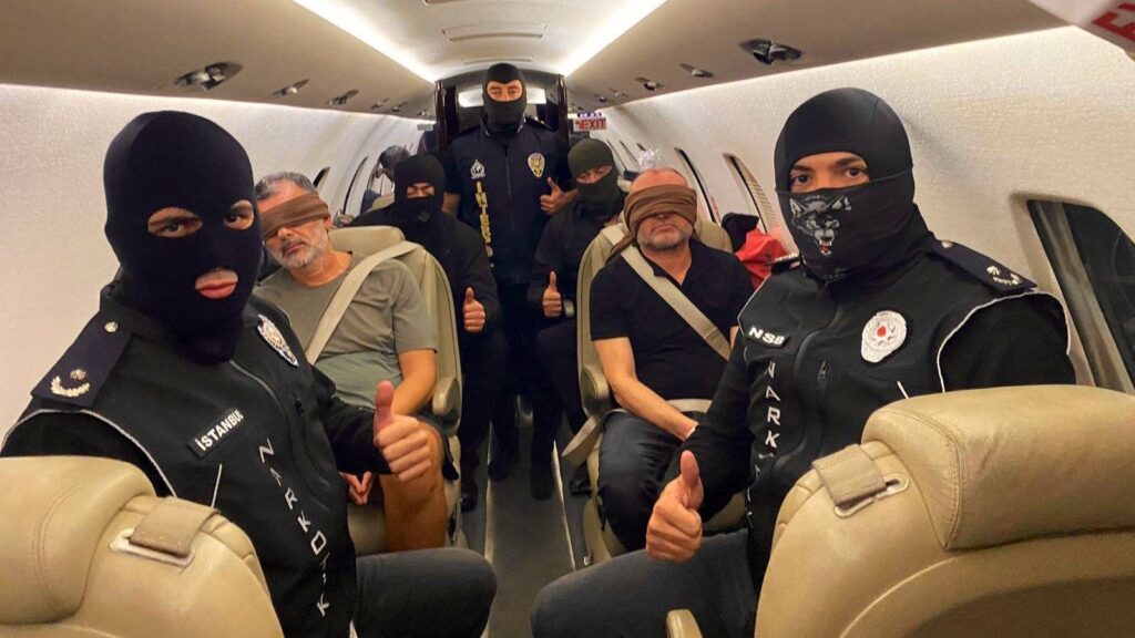 Kırmızı bültenle aranan 2 organize suç örgütü üyesi Türkiye'ye getirildi