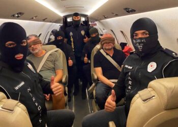 Kırmızı bültenle aranan 2 organize suç örgütü üyesi Türkiye'ye getirildi