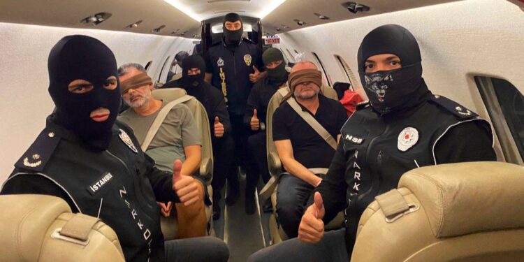 Kırmızı bültenle aranan 2 organize suç örgütü üyesi Türkiye'ye getirildi