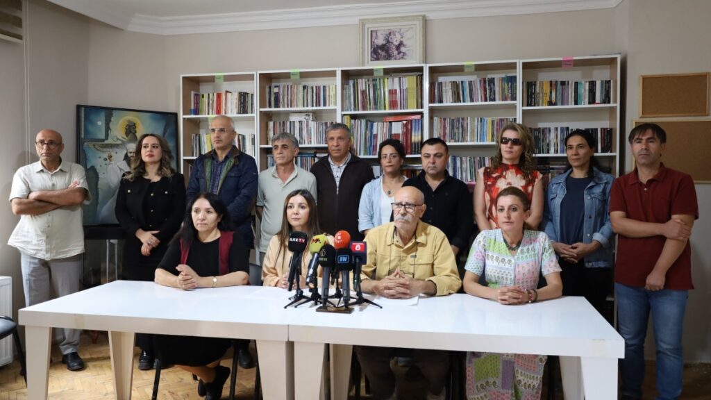 Kitap Fuarı'nda 'Kürtçe eserleri sahiplenme' çağrısı