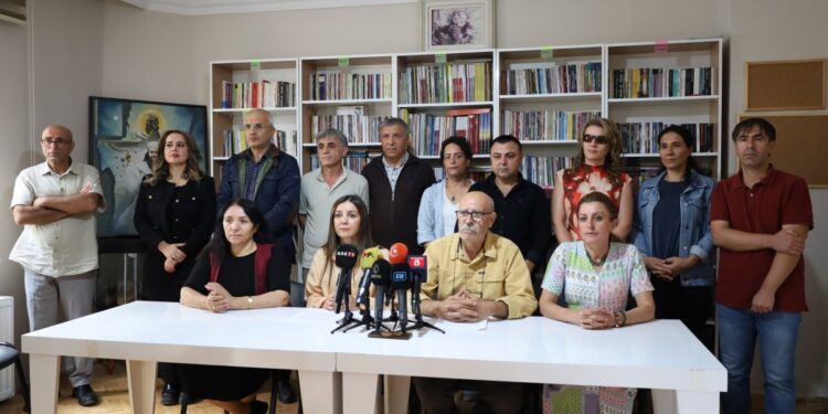 Kitap Fuarı'nda 'Kürtçe eserleri sahiplenme' çağrısı