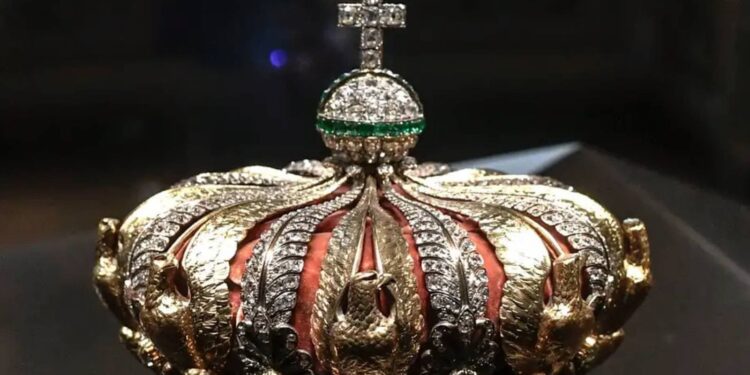 Louvre Müzesi soygunu: Hırsızlar her yerde aranıyor