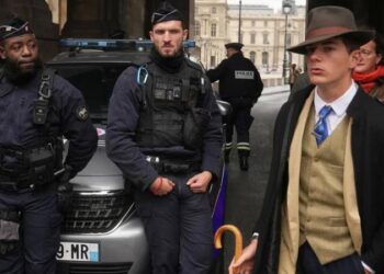 Louvre soygununu fedora şapkalı bu metroseksüel dedektif çözebilir mi?