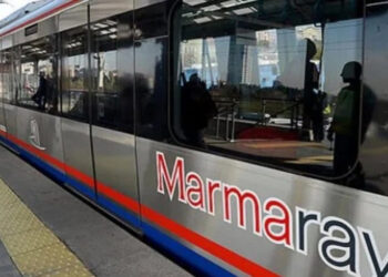 Marmaray'da Dehşet Anları! Birden Raylara Atladı