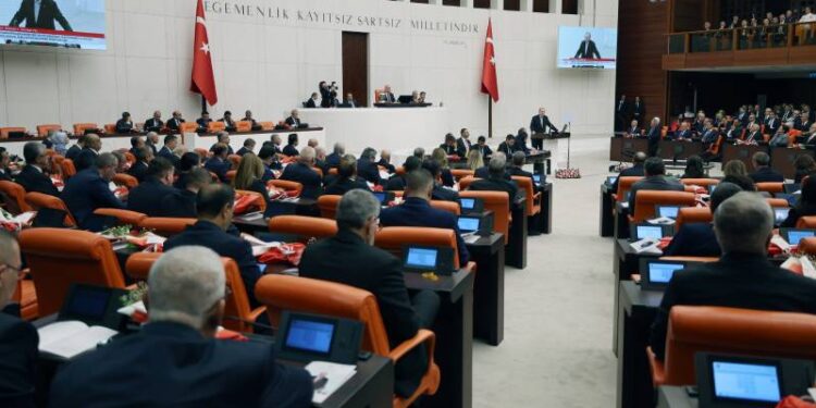 Meclis’te yeni dönem CHP ve TİP’siz başladı: Erdoğan ayakta karşılandı; DEM ve İyi Parti alkışlamadı