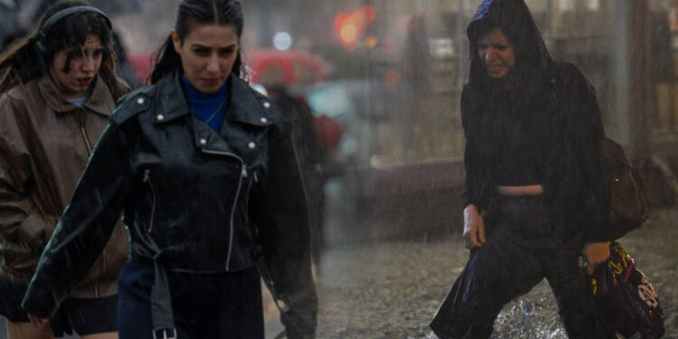 Meteoroloji'den İki Bölgeye Sağanak Uyarısı! Bir Anda Bastıracak