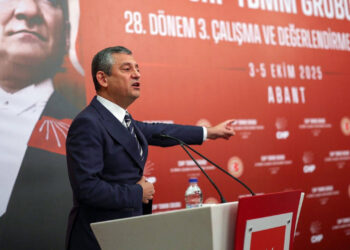 Özgür Özel O Fotoğrafı İşaret Etti: 'CHP'yi Yalnızlaştıramazsınız'