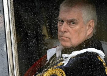 Prens Andrew kraliyet unvanlarını bıraktığını açıkladı