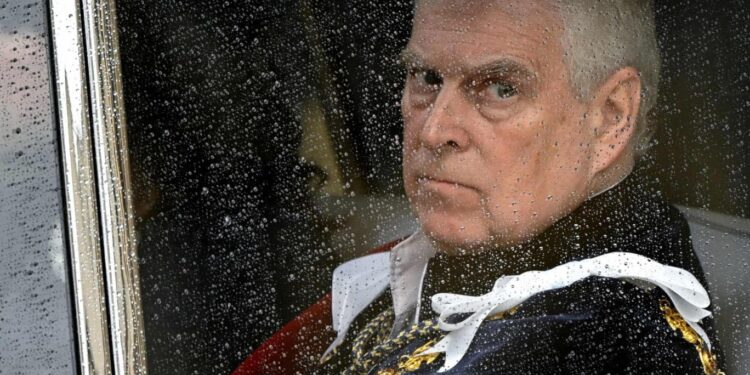 Prens Andrew kraliyet unvanlarını bıraktığını açıkladı