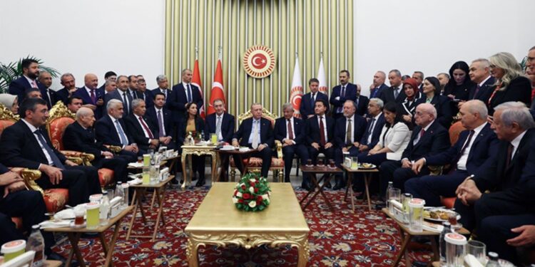 Resepsiyondaki fotoğrafla ilgili çarpıcı ‘ittifak’ yorumu