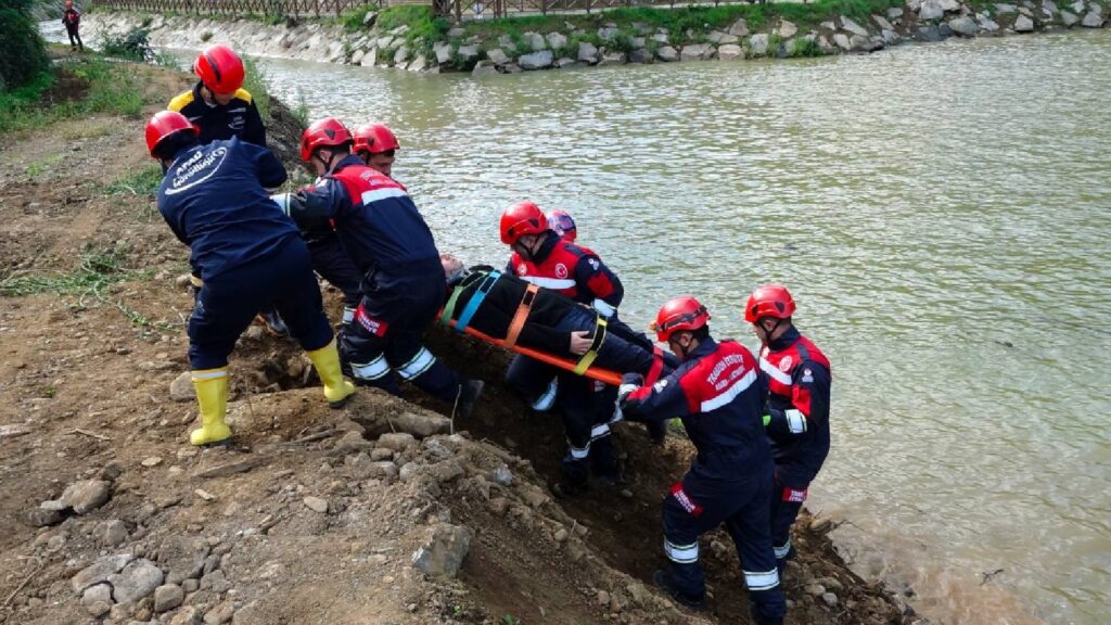 Sera Gölü'nde gerçeği aratmayan kurtarma tatbikatı