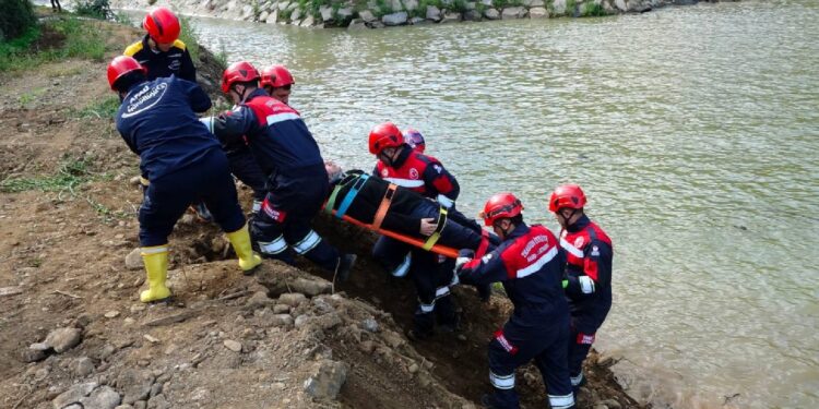 Sera Gölü'nde gerçeği aratmayan kurtarma tatbikatı