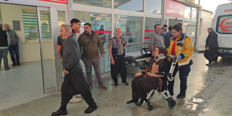 Tarım İşçilerini Taşıyan Araç Devrildi! 1'i Çocuk, 11 Yaralı