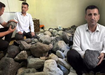 Taş Avcısı Hüseyin! Herkes 'Boş İş' Dedi, O Vazgeçmedi! Yüzlerce Taşı Evinin Bir Odasında Biriktirdi! Şimdi Bilim İnsanları Peşinde