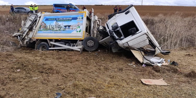 Tekirdağ'da Çöp Kamyonu Devrildi: 3 İşçi Yaralandı