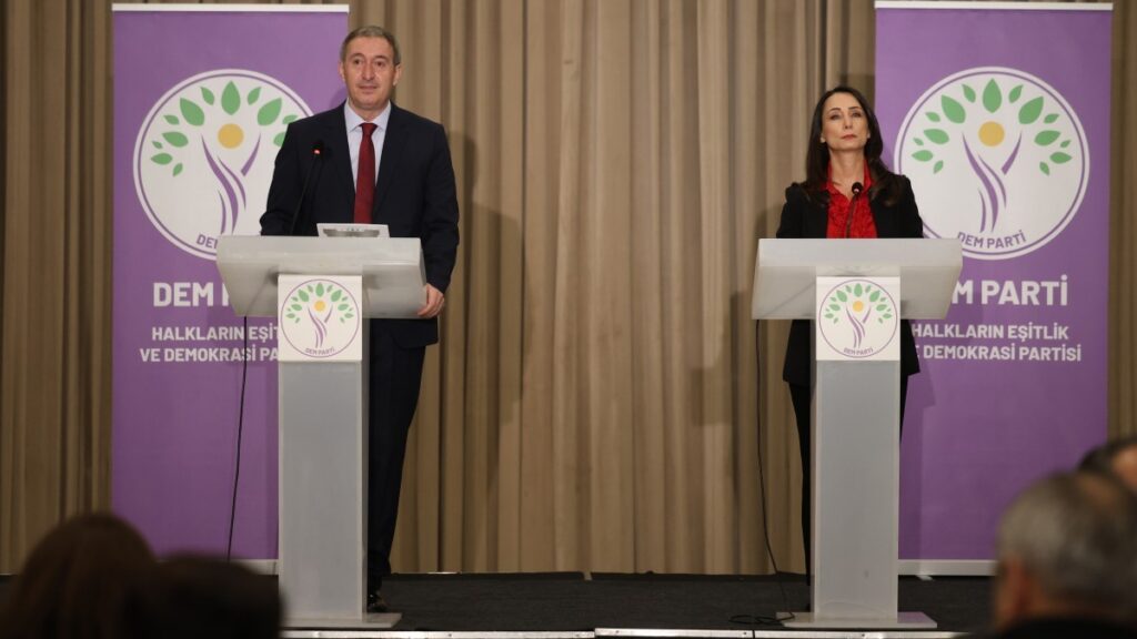 Tuncer Bakırhan: Sürecin ikinci aşaması hukuki adımlardır  Tülay Hatimoğulları: Atılan adım Cumhuriyeti demokratikleştirmek için fırsat