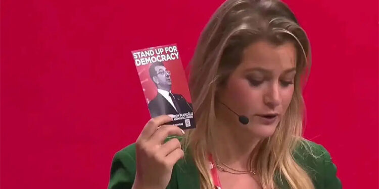 "Türkiye’de olup bitenleri görmezden gelemeyiz" denildi; mektubu ayakta alkışlandı