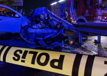 Ümraniye'de Feci Kaza! Otomobil Bariyerlere Ok Gibi Saplandı: 1 Ölü, 1 Yaralı