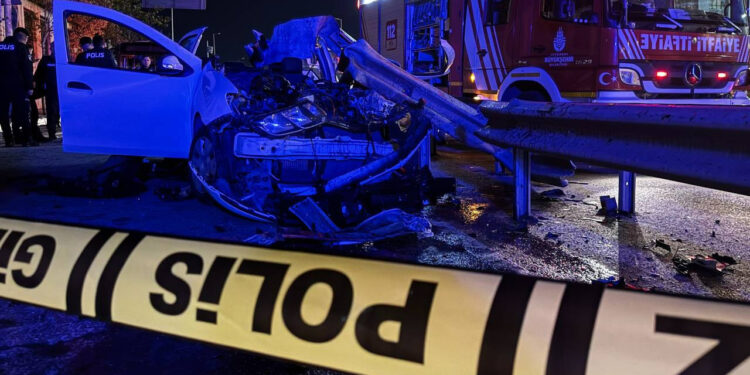 Ümraniye'de Feci Kaza! Otomobil Bariyerlere Ok Gibi Saplandı: 1 Ölü, 1 Yaralı