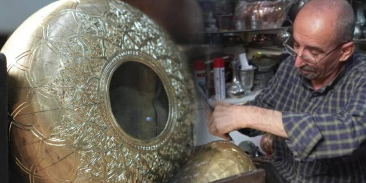 Yabancı Koleksiyonerler Sıraya Girdi: Eliyle Tek Tek İşliyor, 100 Bin Liraya Satıyor