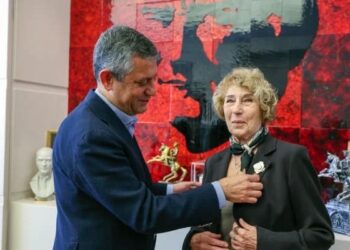 Yazar Ayşe Kulin 84 yaşında CHP üyesi oldu